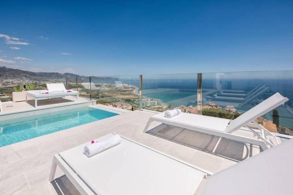 Villa de lujo. Infinity Pool y vista 360º de Nerja Villa in Axarquía