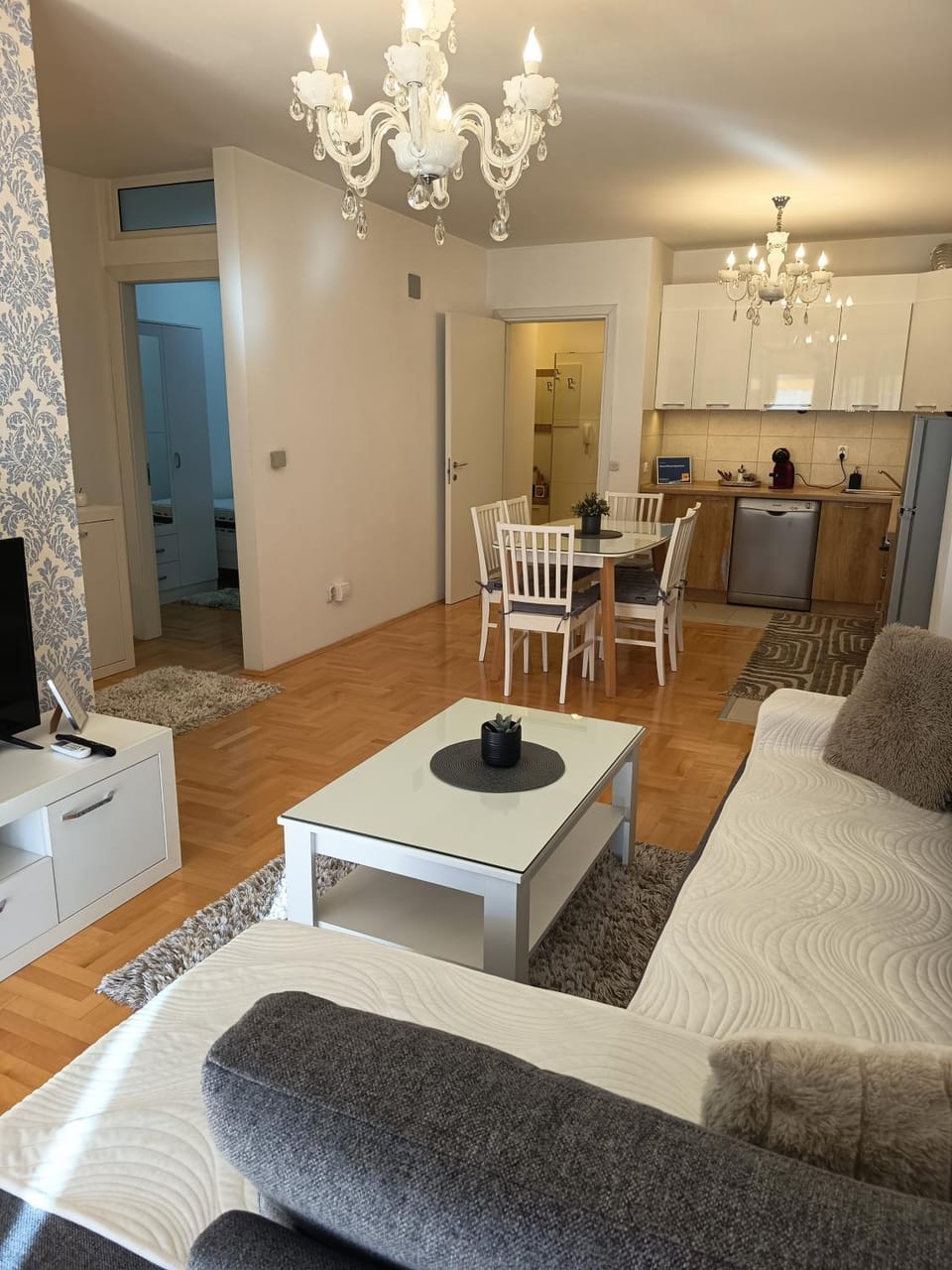Kitchen or kitchenette, Dining area