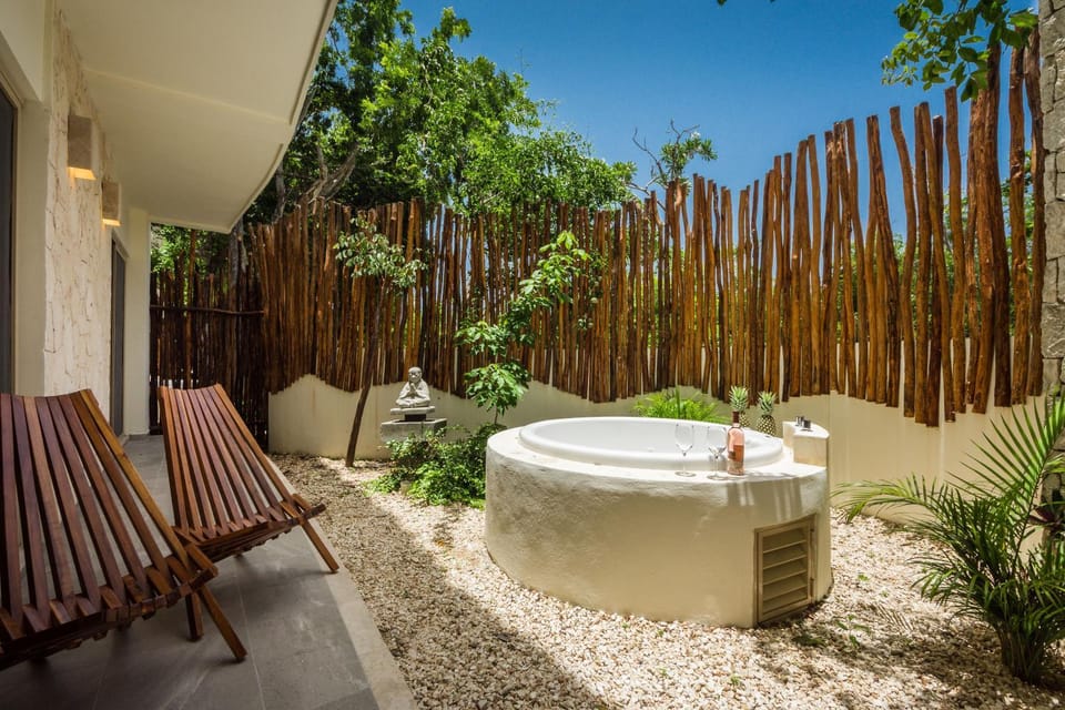 Natural landscape, Hot Tub, Balcony/Terrace, Seating area