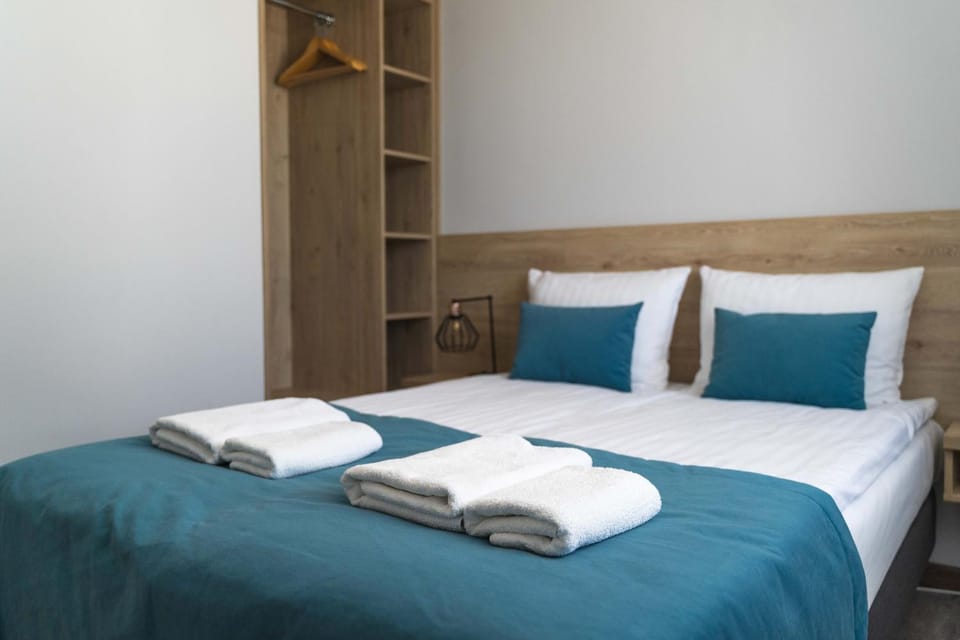 Bed, Bedroom, towels