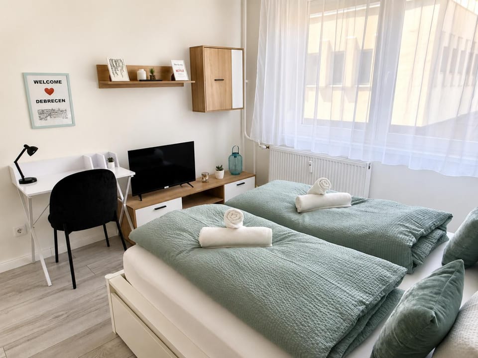 AwesHome City Apartment - City center, 3 bedrooms, Free parking, Shopping malls Apartment in Hungary