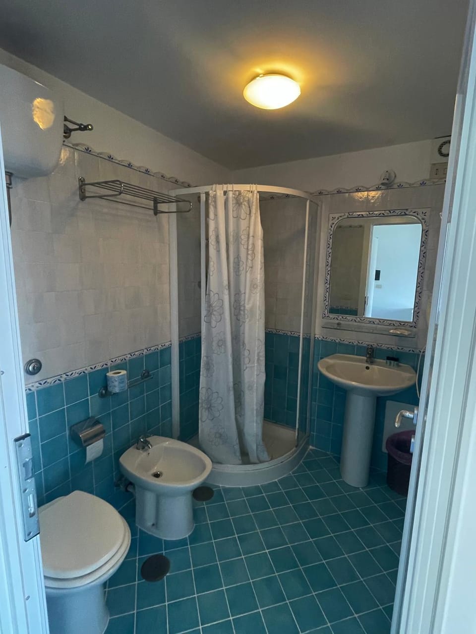 Shower, Toilet, Bathroom, bidet, towels