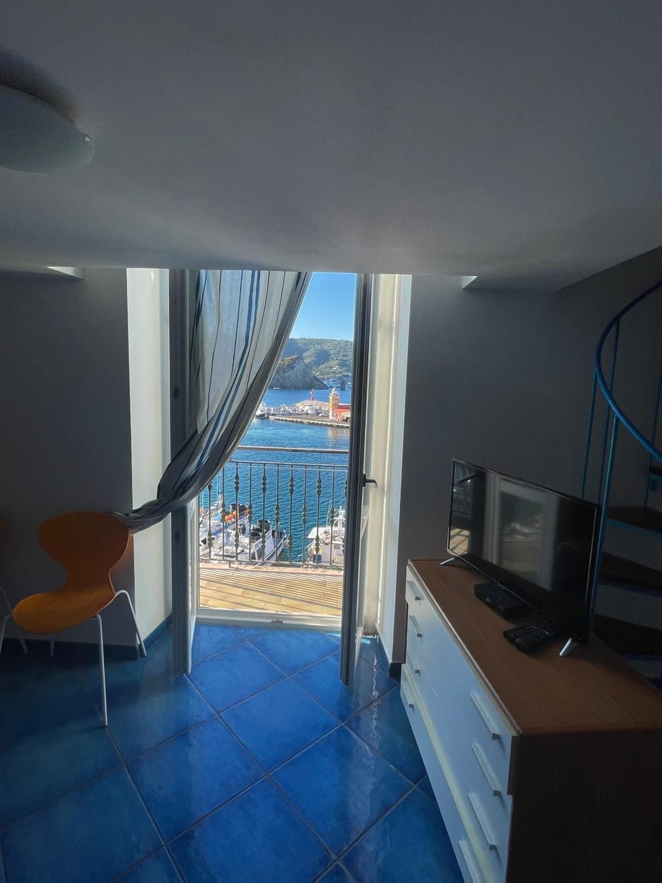 Bed, TV and multimedia, Balcony/Terrace, Photo of the whole room, Bedroom, Sea view