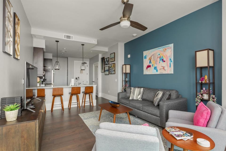 Kitchen or kitchenette, Living room, Seating area, Dining area
