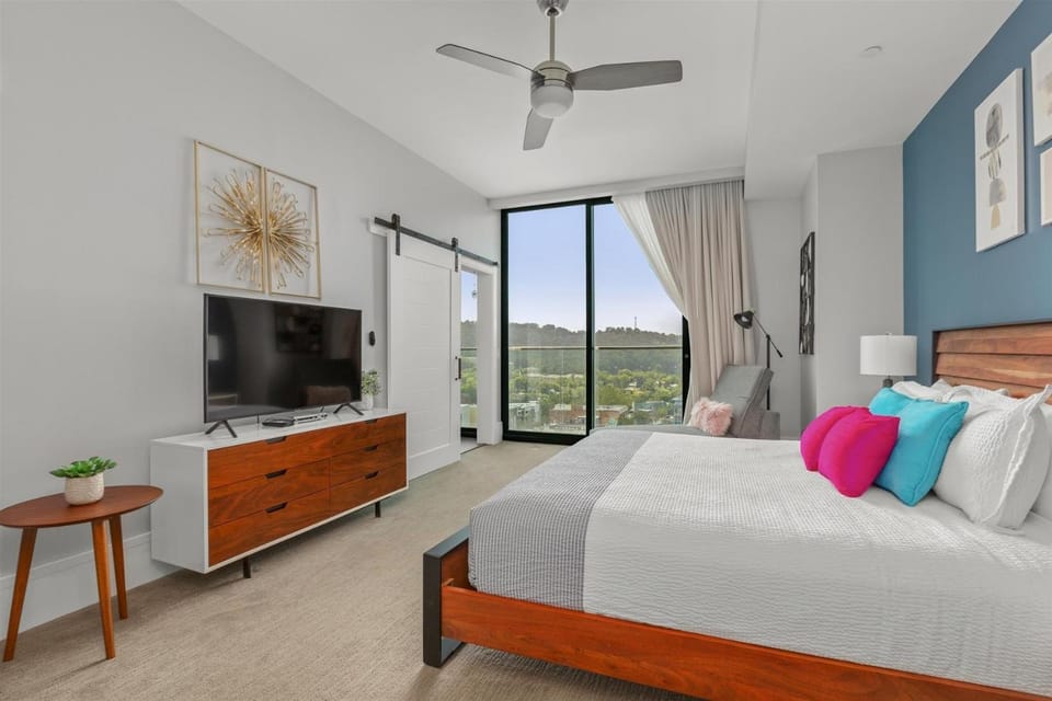 Bed, Natural landscape, TV and multimedia, Photo of the whole room, Bedroom