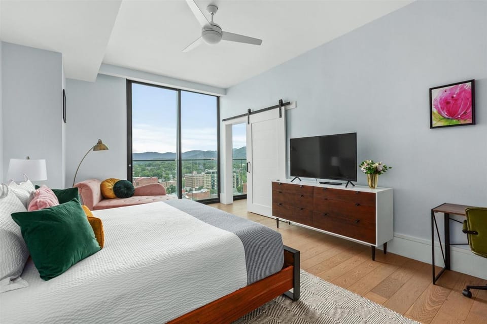 Bed, Natural landscape, TV and multimedia, Photo of the whole room, Bedroom