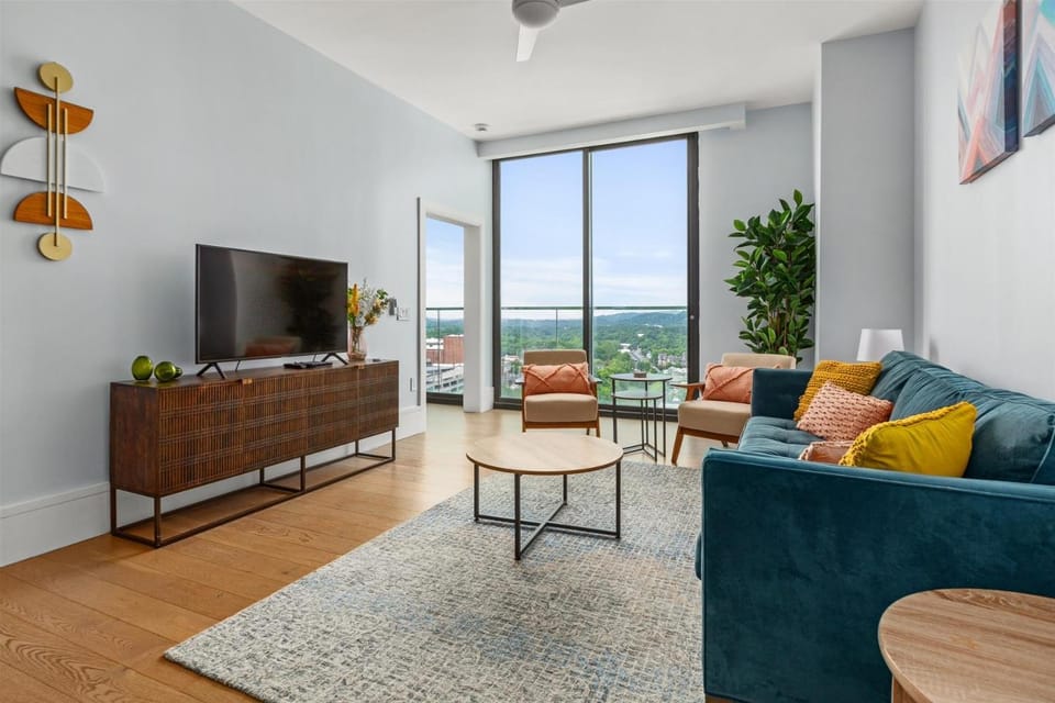 Natural landscape, TV and multimedia, Living room, Seating area