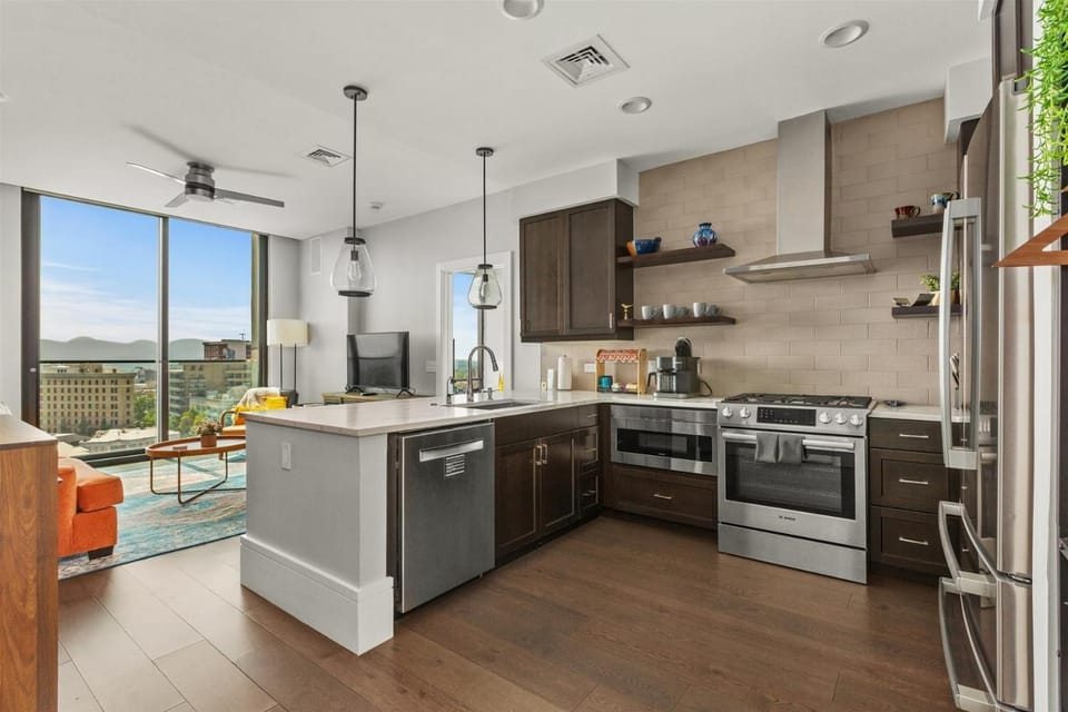 Coffee/tea facilities, Kitchen or kitchenette, Dining area, dishwasher, oven, pet friendly, stove, toaster