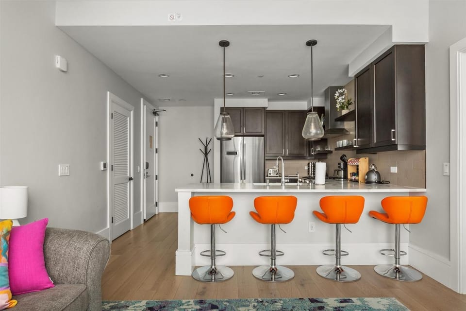 Kitchen or kitchenette, Living room, Seating area, Dining area, stove
