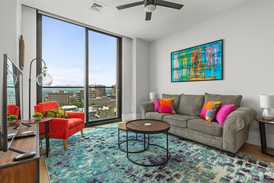 Natural landscape, TV and multimedia, Living room, Seating area