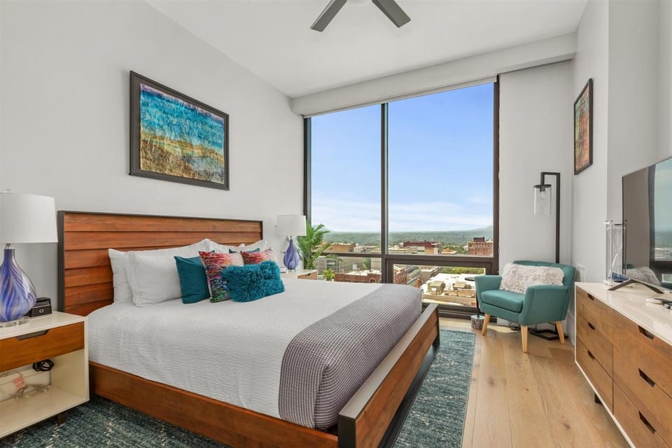 Bed, Natural landscape, TV and multimedia, Photo of the whole room, Bedroom