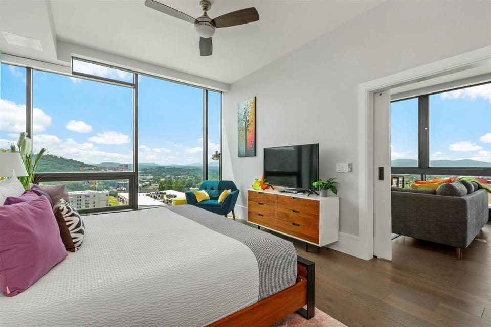 Bed, Natural landscape, TV and multimedia, Living room, Photo of the whole room, Seating area, Bedroom, Mountain view