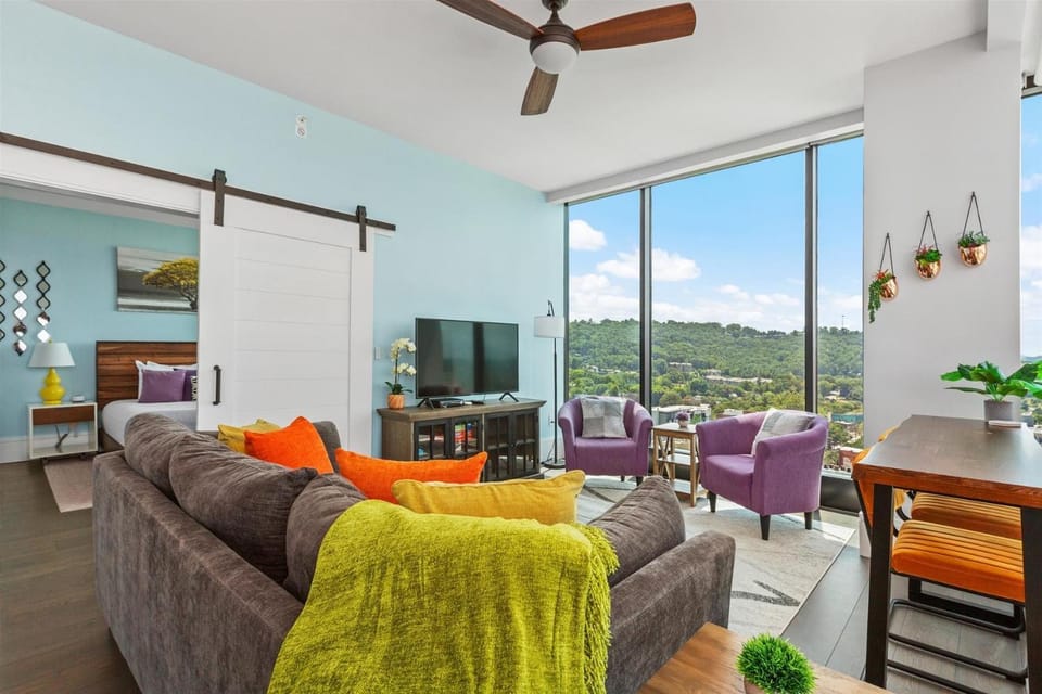 Natural landscape, TV and multimedia, Living room, Seating area, Mountain view