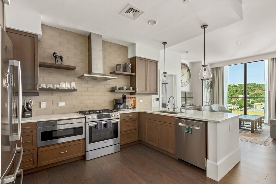 Coffee/tea facilities, Kitchen or kitchenette, dishwasher, oven, stove, toaster