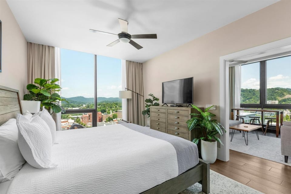 Bed, TV and multimedia, View (from property/room), Photo of the whole room, Bedroom, Mountain view