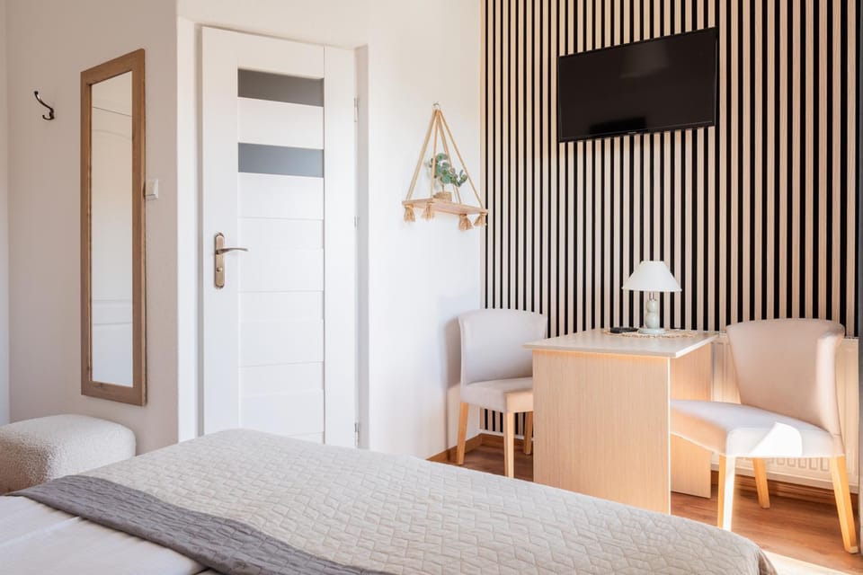 Bed, TV and multimedia, Photo of the whole room, Seating area, Bedroom