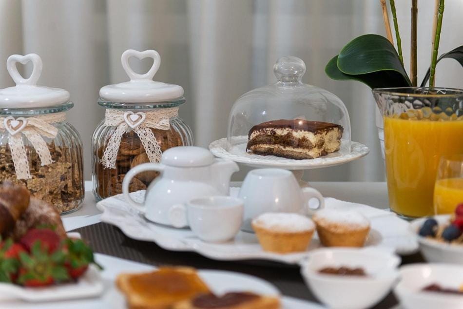 Coffee/tea facilities, Food and drinks, Food, Breakfast, Continental breakfast, Buffet breakfast