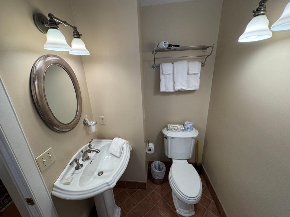 Toilet, towels