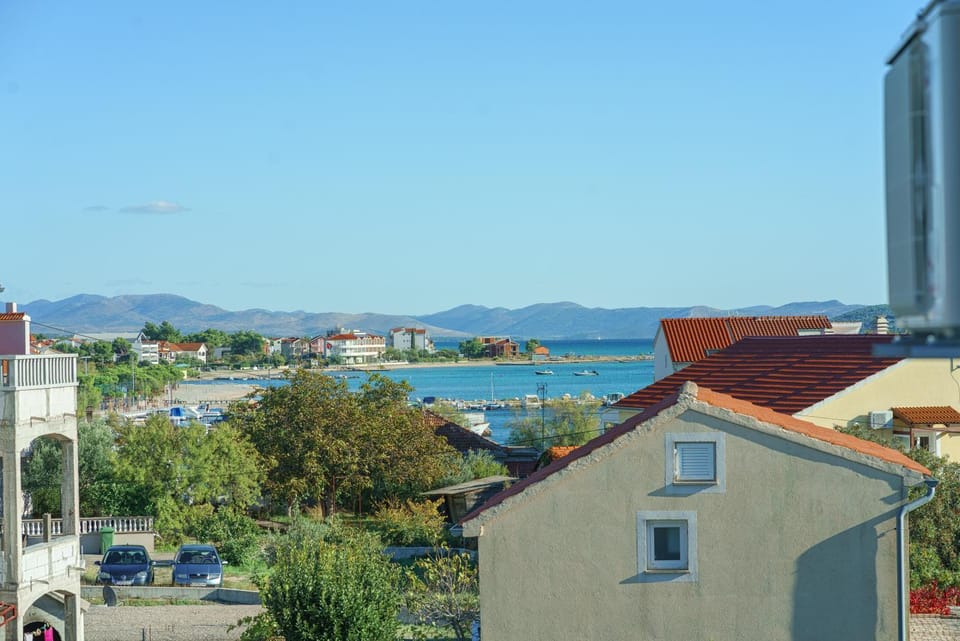 Property building, Sea view, Location