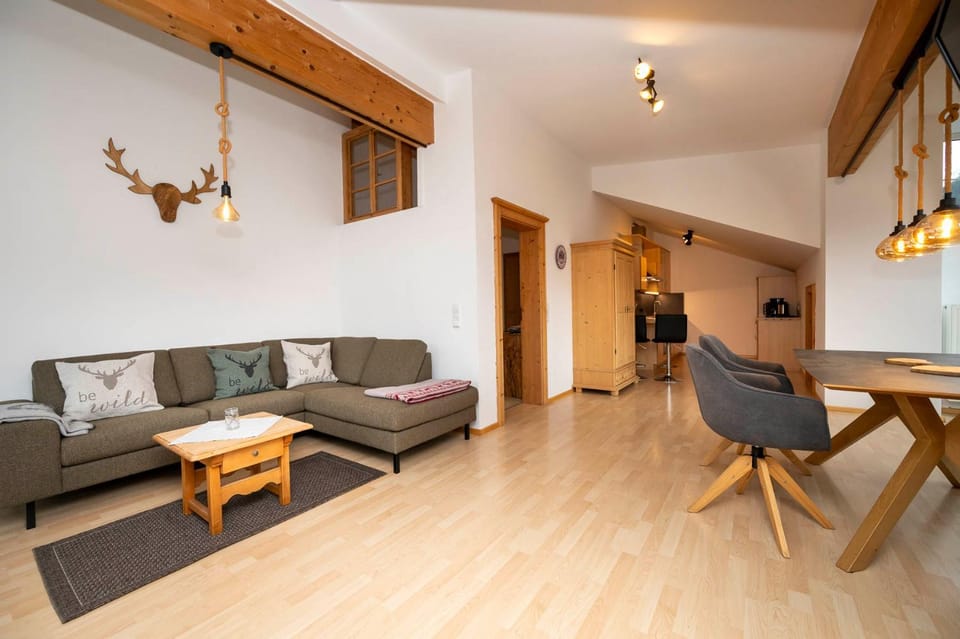 TV and multimedia, Kitchen or kitchenette, Living room, Seating area, Dining area