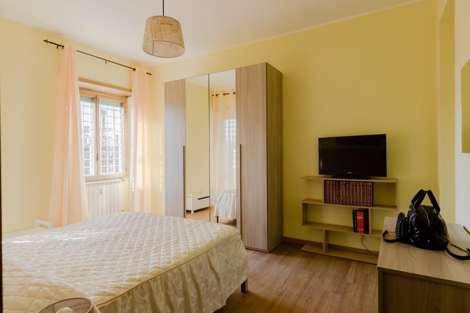 TV and multimedia, Photo of the whole room, Bedroom, wardrobe