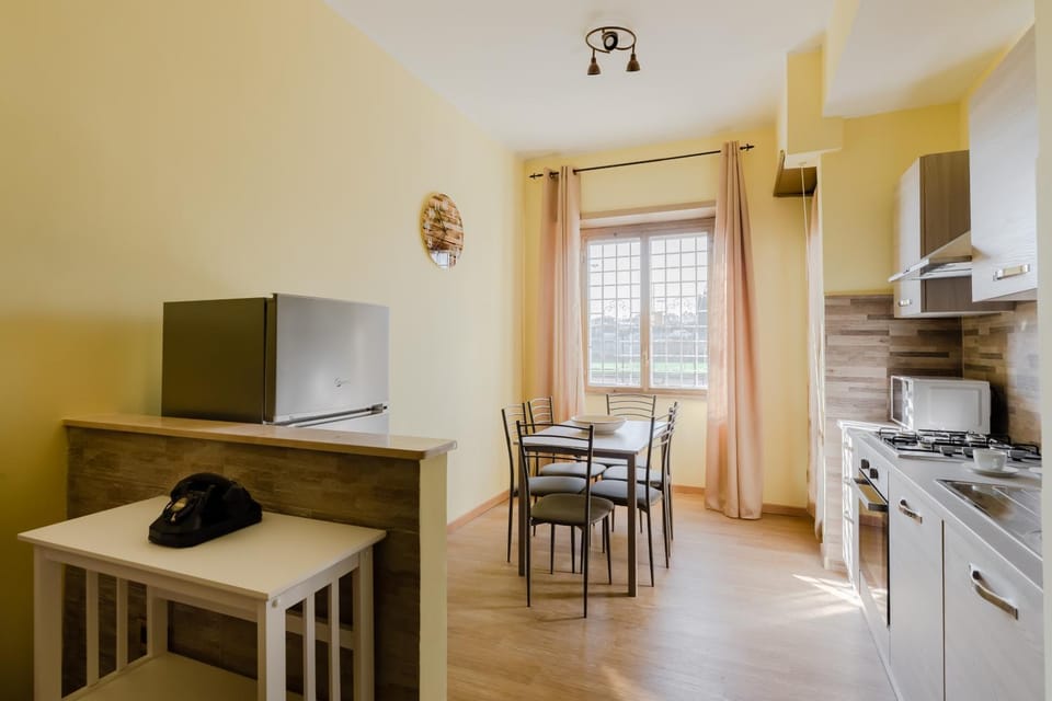 Kitchen or kitchenette, Dining area, oven, stove