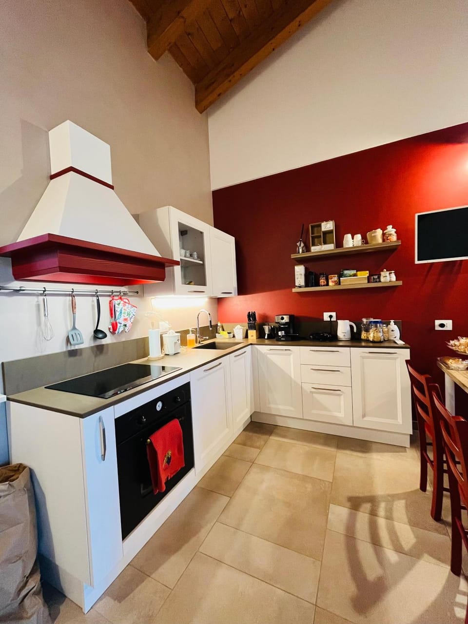 TV and multimedia, Kitchen or kitchenette, Dining area, dishwasher, oven, stove, toaster