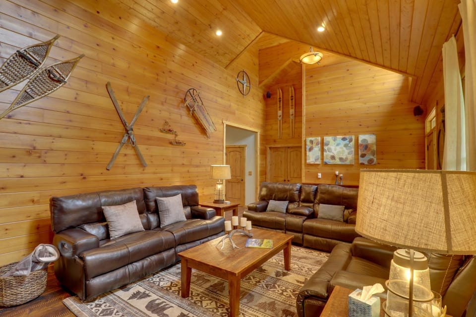 Enchanting Glacier Park Getaway by Flathead Lake! House in Idaho