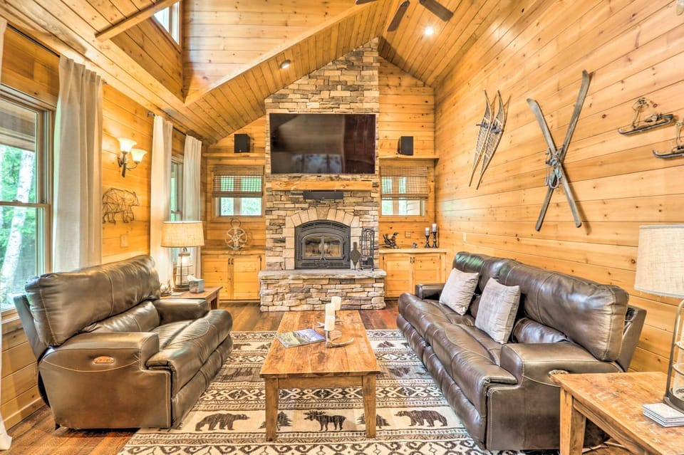 Enchanting Glacier Park Getaway by Flathead Lake! House in Idaho