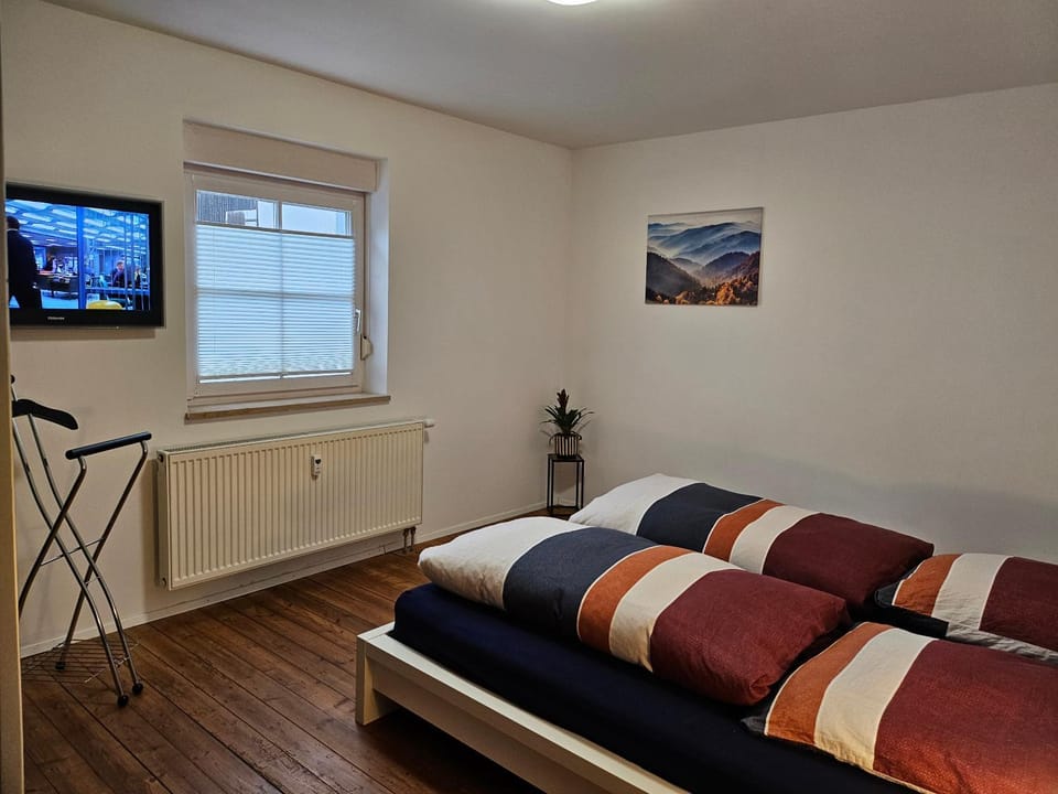 Bed, TV and multimedia, Bedroom