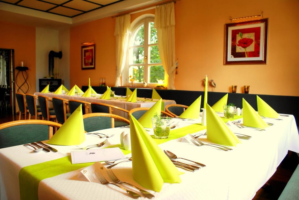Restaurant/places to eat, Banquet/Function facilities