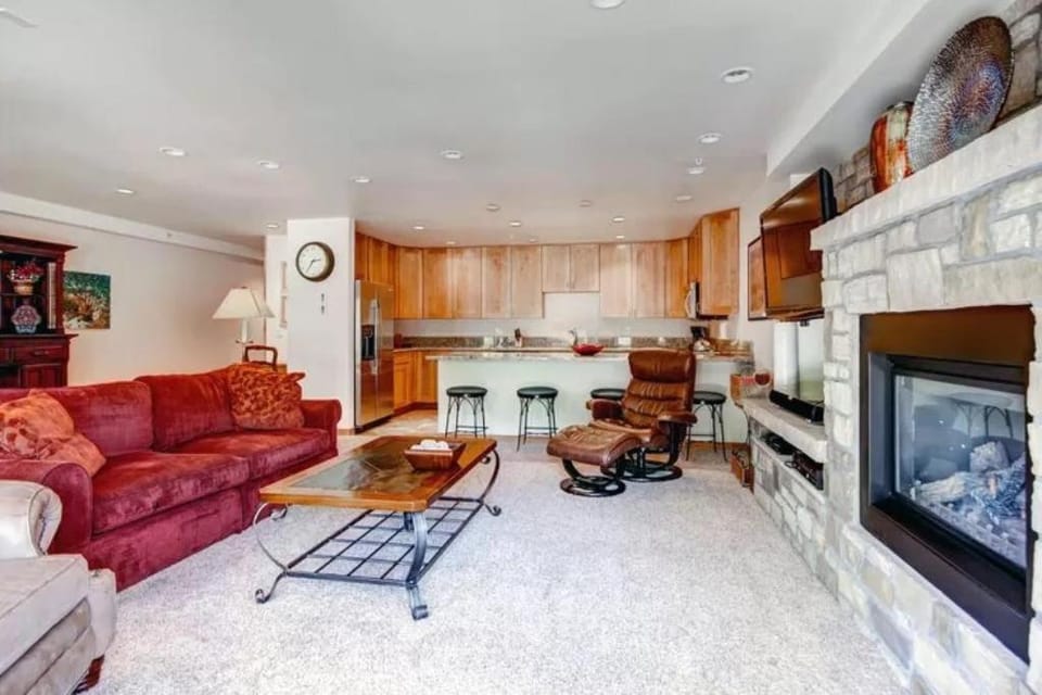 Ski In, Ski Out 2 Bedroom Vacation Rental In The Heart Of Lionshead Village With Heated Slope Side Pool And Hot Tub Apartment in Lionshead Village Vail