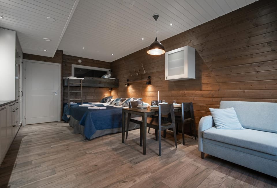 Seating area, Dining area, bunk bed