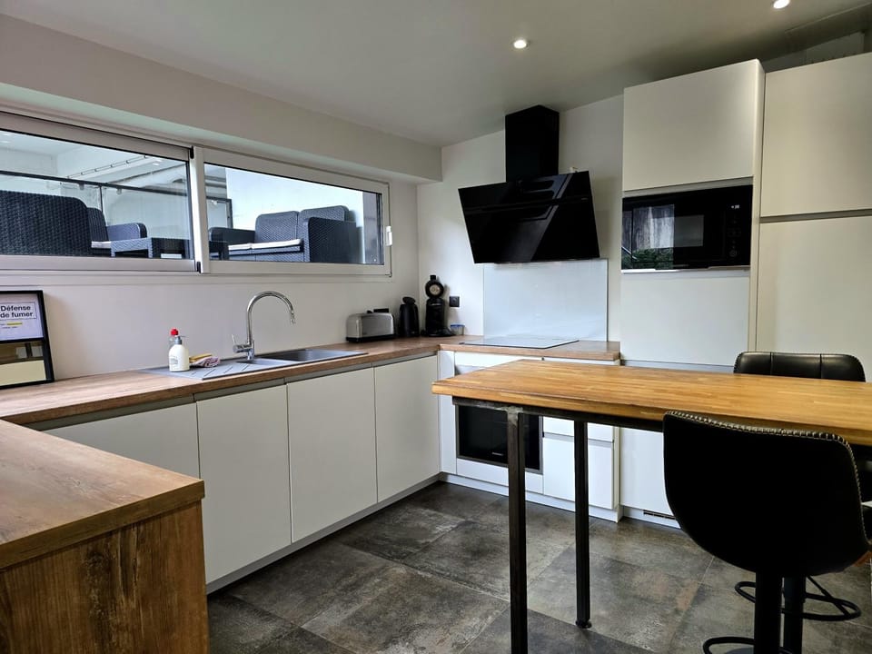 Coffee/tea facilities, dishwasher, microwave, oven, stove, toaster