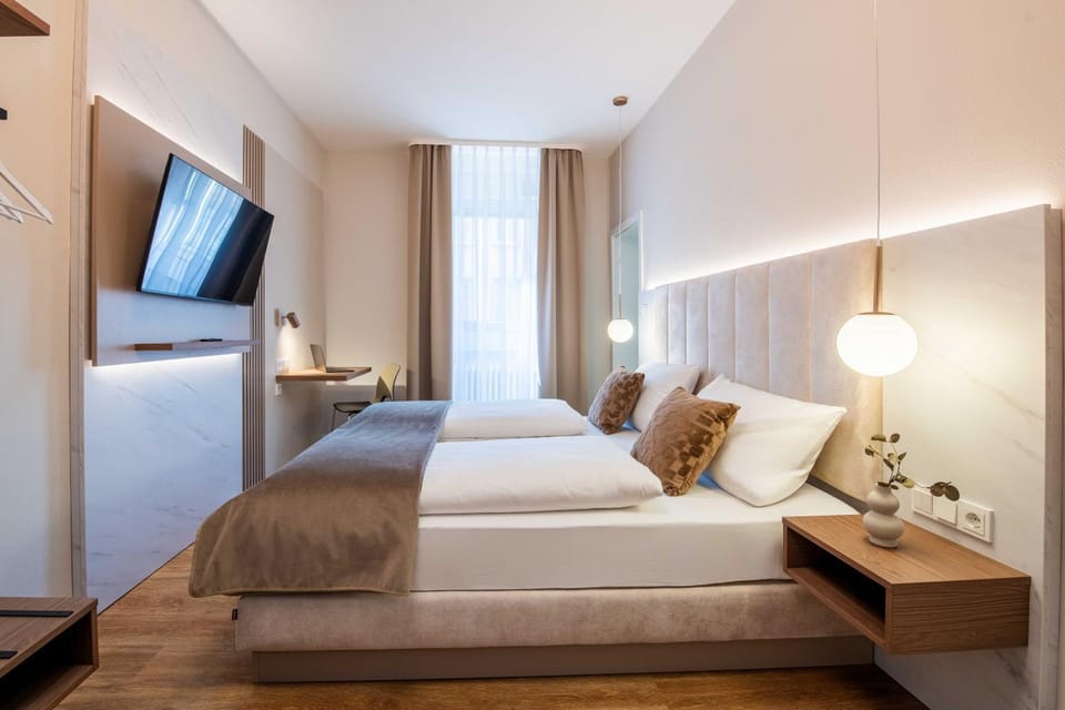 Bed, TV and multimedia, Living room, Photo of the whole room, Seating area, Bedroom