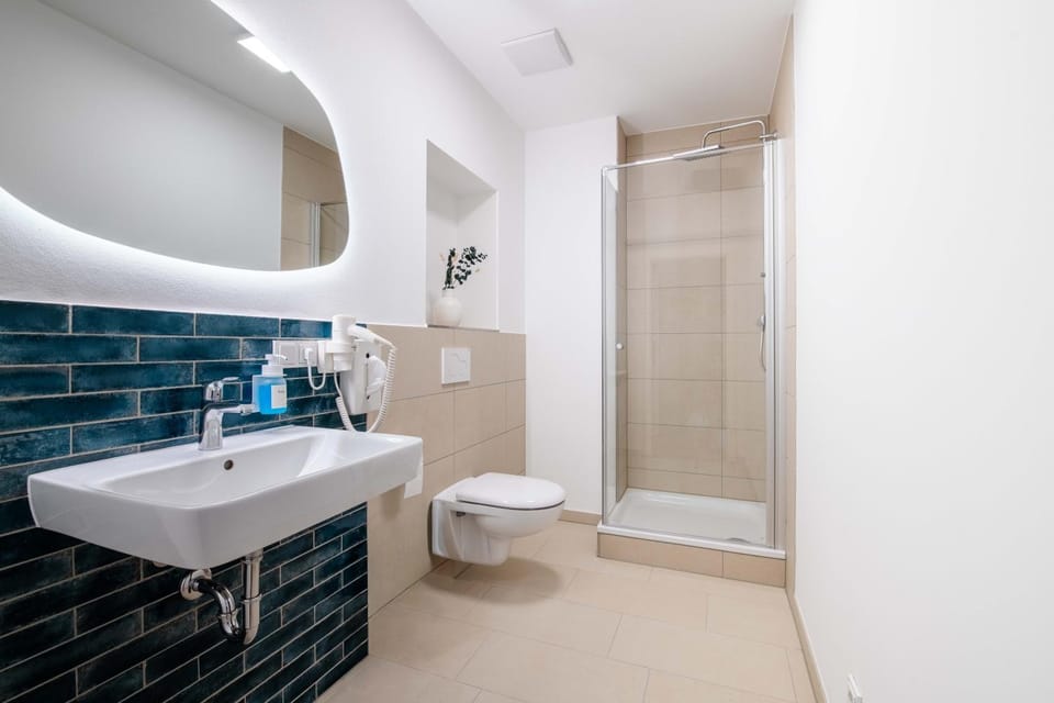 Shower, Toilet, Bathroom, towels