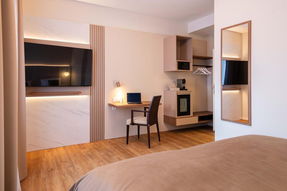 Bed, TV and multimedia, Photo of the whole room, Bedroom, minibar