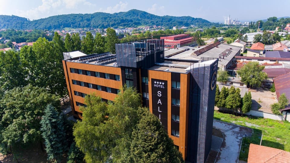 Facade/entrance, Bird's eye view