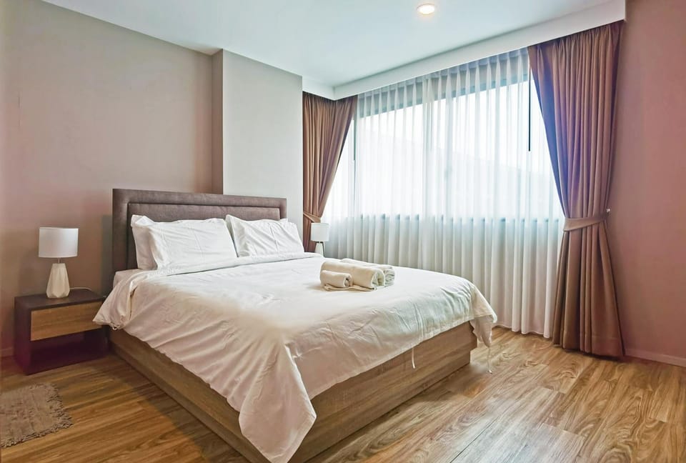Bed, Bedroom, towels