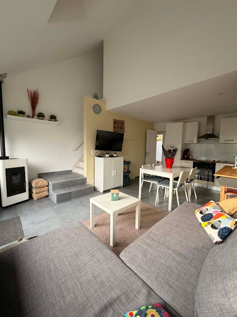 TV and multimedia, Living room, Seating area, Dining area, Evening entertainment