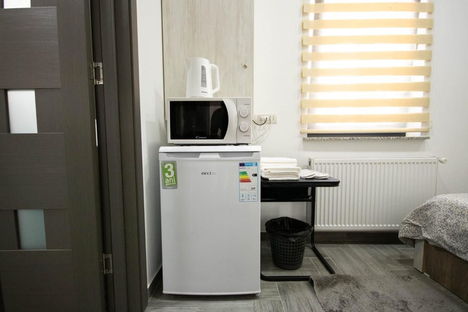 minibar, oven