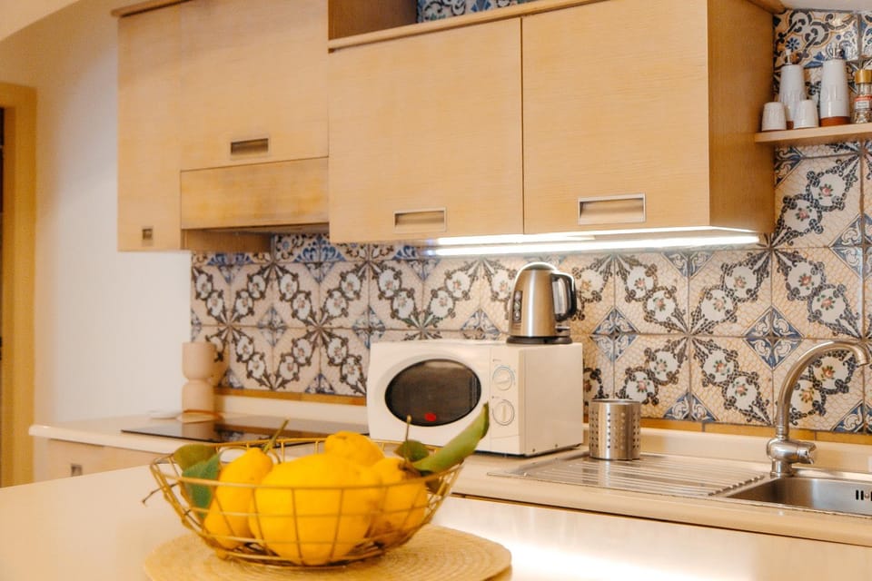 Coffee/tea facilities, Kitchen or kitchenette, stove, toaster