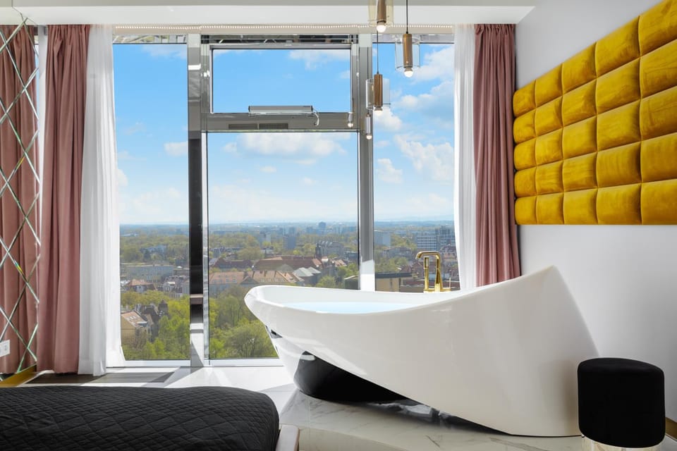 Bed, View (from property/room), Living room, Photo of the whole room, Seating area, Bedroom, City view, Bath