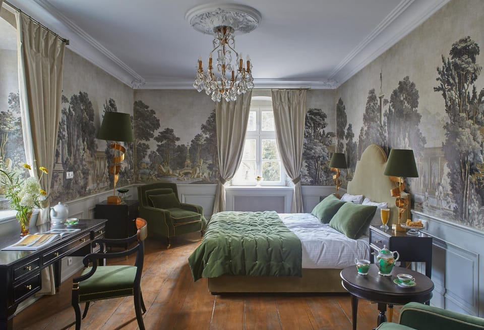 Bed, Seating area