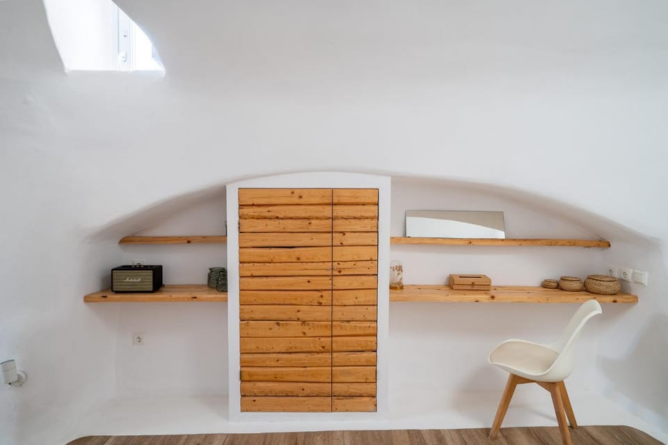 TV and multimedia, wardrobe