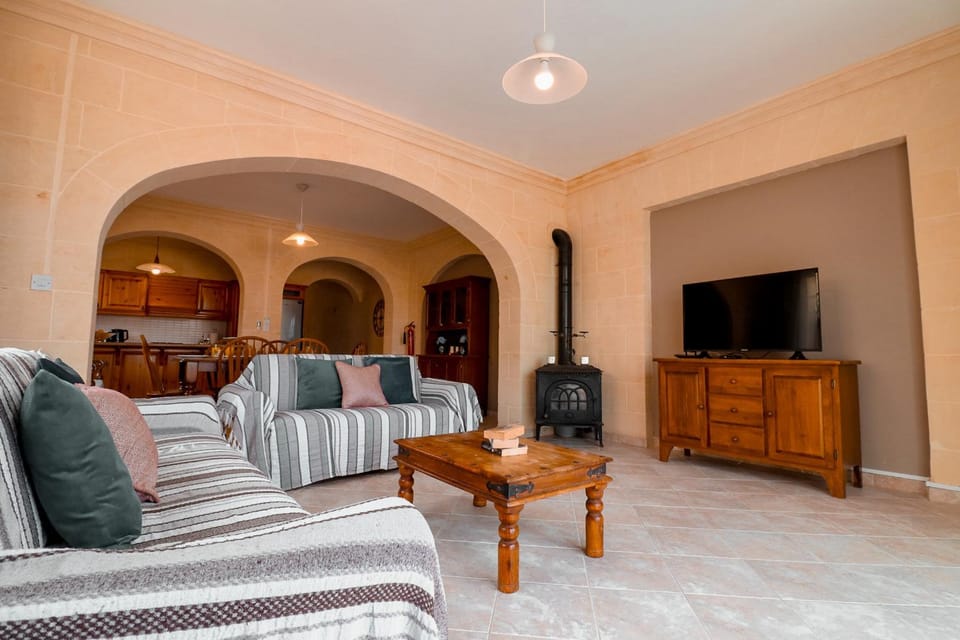 Communal lounge/ TV room, Living room, Seating area, fireplace