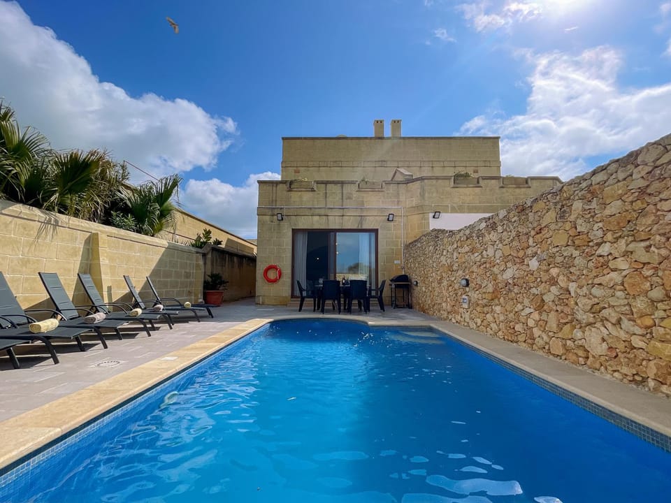 Property building, Day, BBQ facilities, Pool view, Swimming pool, sunbed