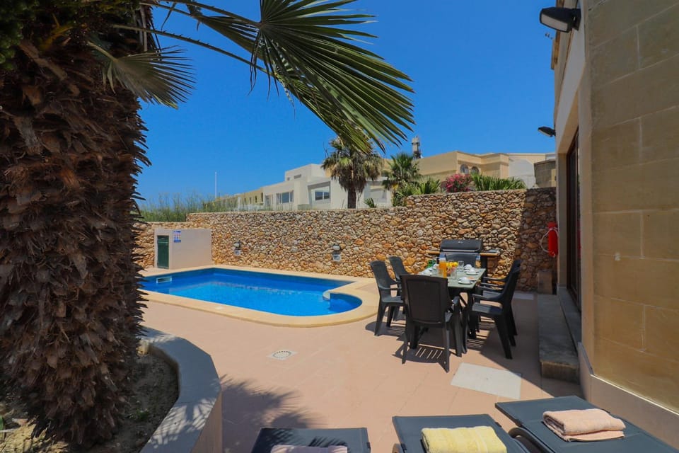 Property building, Neighbourhood, Natural landscape, Swimming pool, Sunset, sunbed