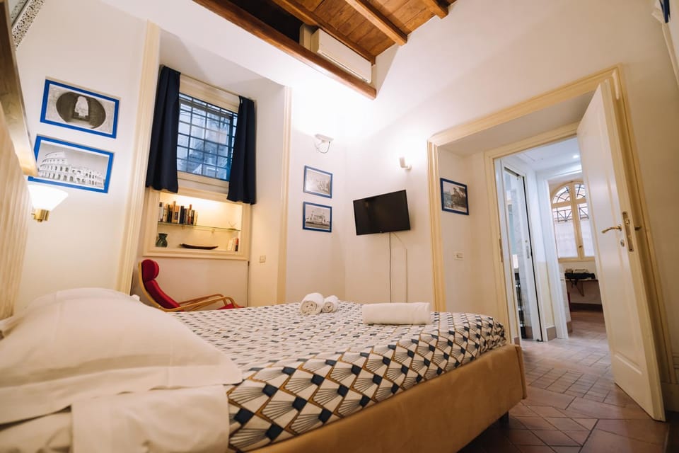 Bed, TV and multimedia, Photo of the whole room, Bedroom, towels, air conditioner