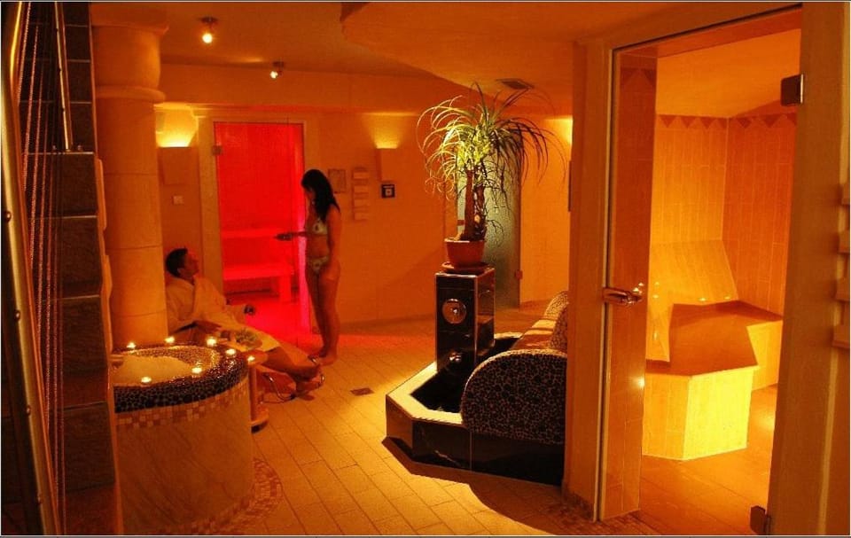 People, Spa and wellness centre/facilities, group of guests